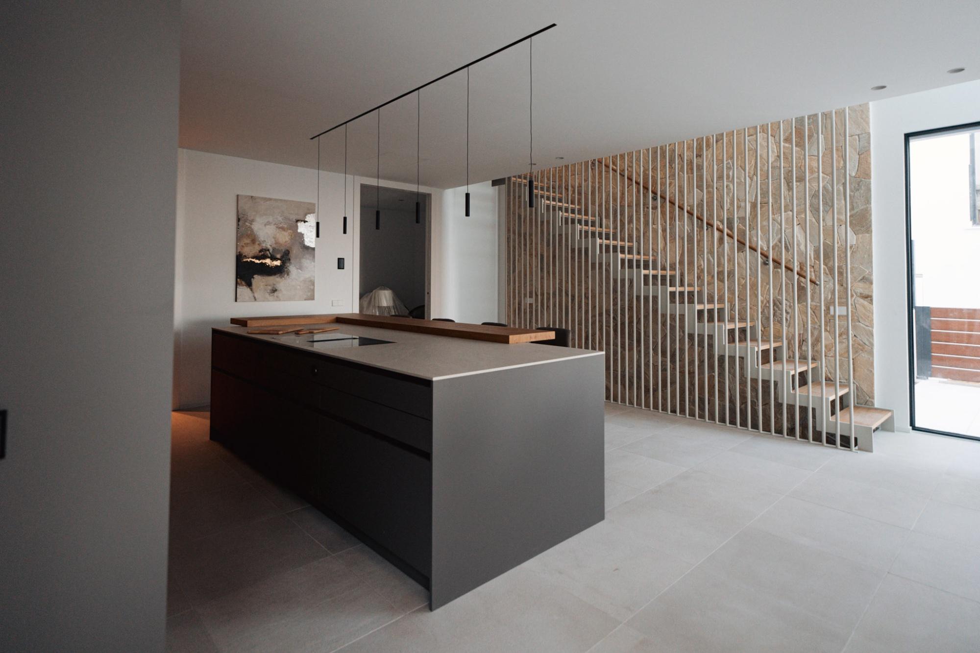 referenz-sant-agusti-kuecheninsel-naturstein-treppe