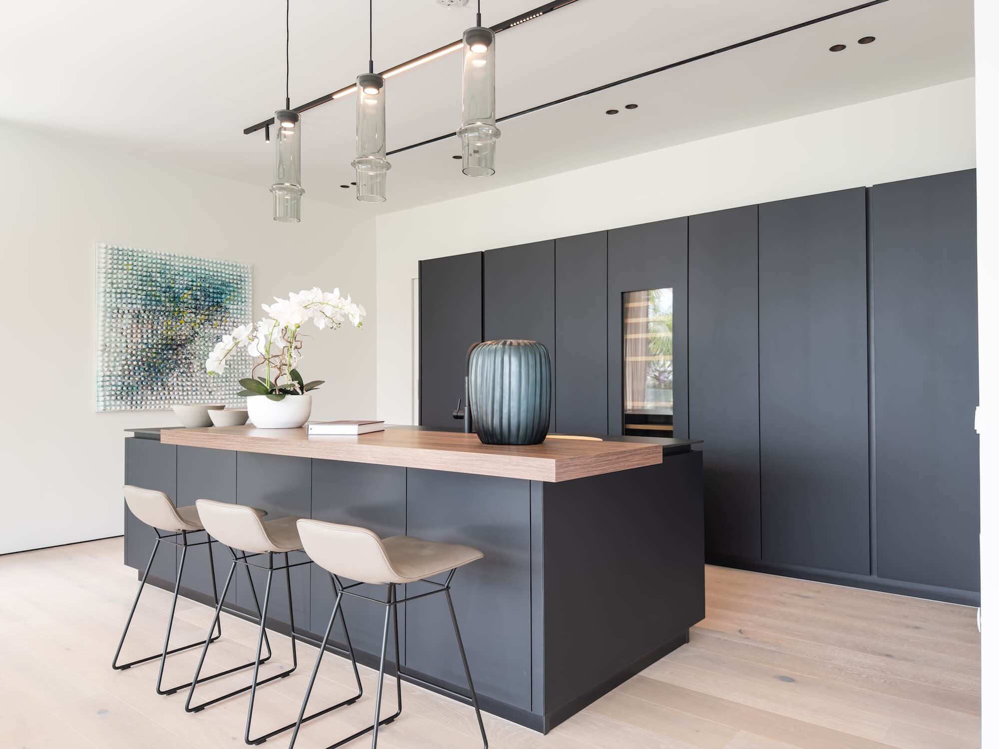 Leicht by Nopper Designküche mit Kochinsel schwarz mit Holztresen Son Vida Villa